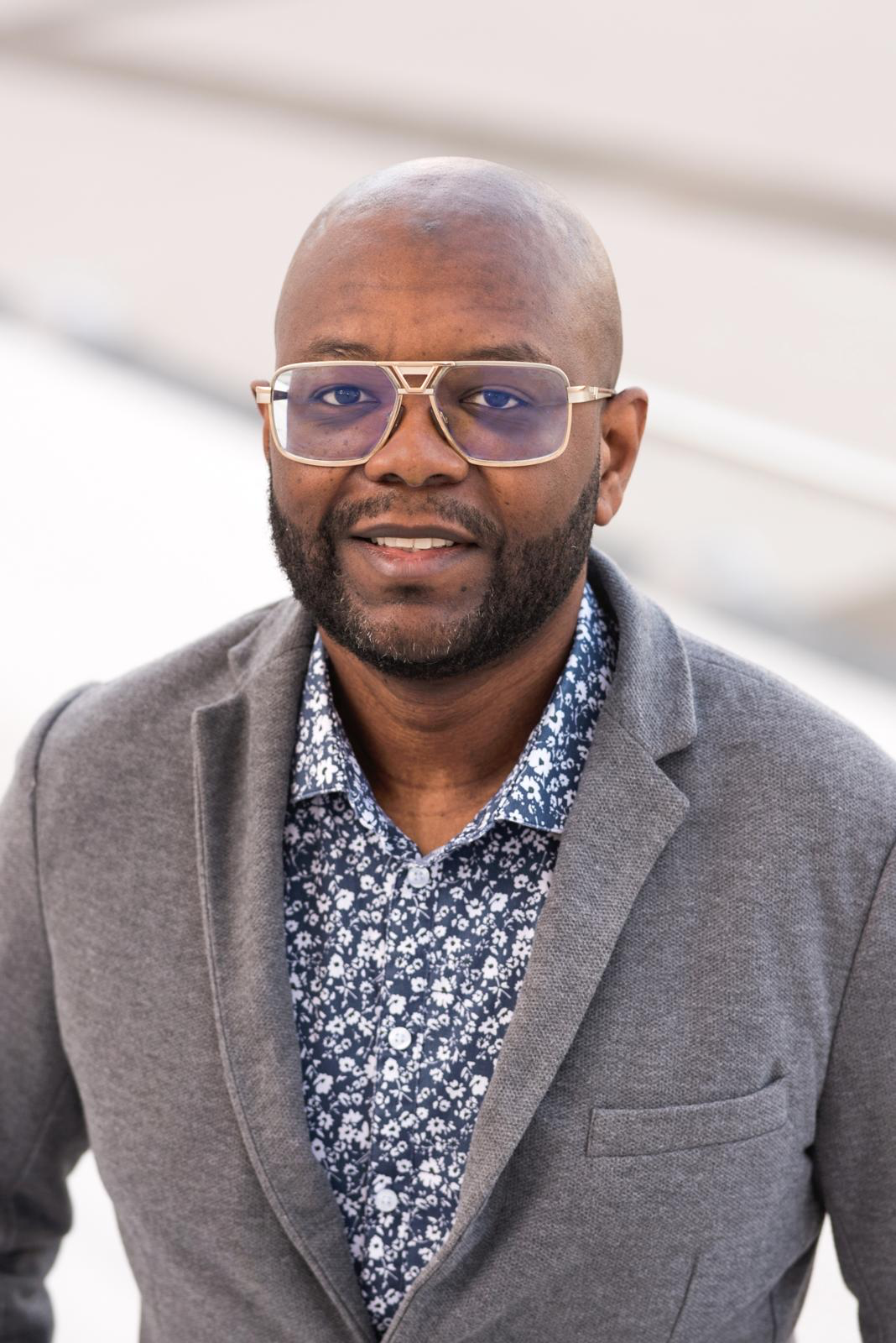 Portrait de Kevin L. De Moutou, consultant et concepteur IA